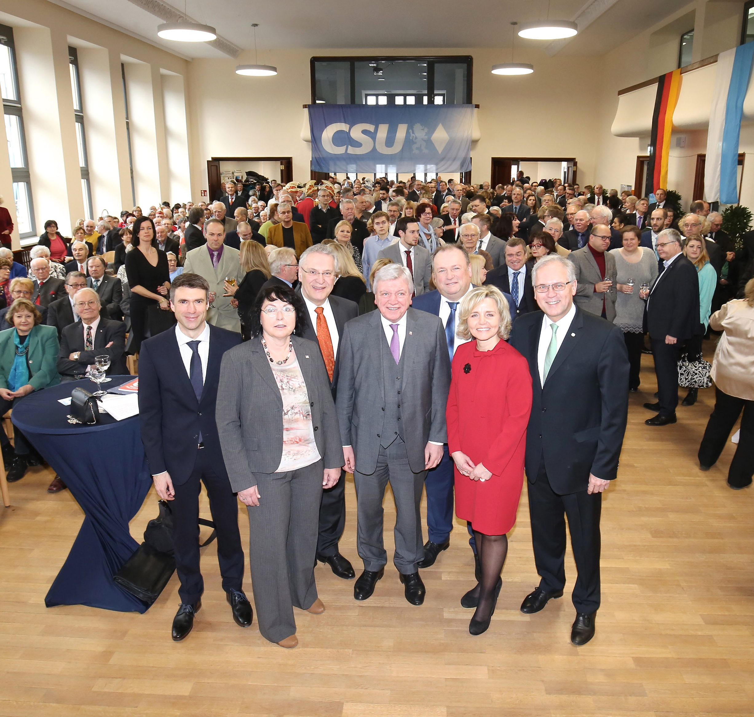 Stefan Müller MdB (Parlamentarischer Staatssekretär), Dr. Ute Salzner (Beisitzerin CSU-Bezirksvorstand), Staatsminister Joachim Herrmann, Volker Bouffier (Ministerpräsident Hessen), Walter Nussel MdL, CSU-Kreisvorsitzende Alexandra Wunderlich und Bezirkstagspräsident Richard Bartsch (v.l.n.r.). Foto: Kurt Fuchs