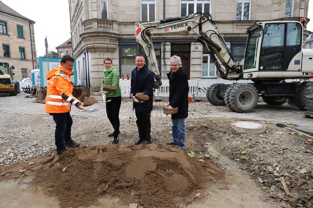 Etliche nachhaltige Projekte werden zum Jubiläumsjahr umgesetzt oder in die Wege geleitet wie etwa hier am Helmplatz,der schon bald zu einer Ruhezone mit Bäumen und Bänken aufgewertet wird. Noch in 2017 wurde das Projekt mit dem symbolischen Spatenstich auf den Weg gebracht.
