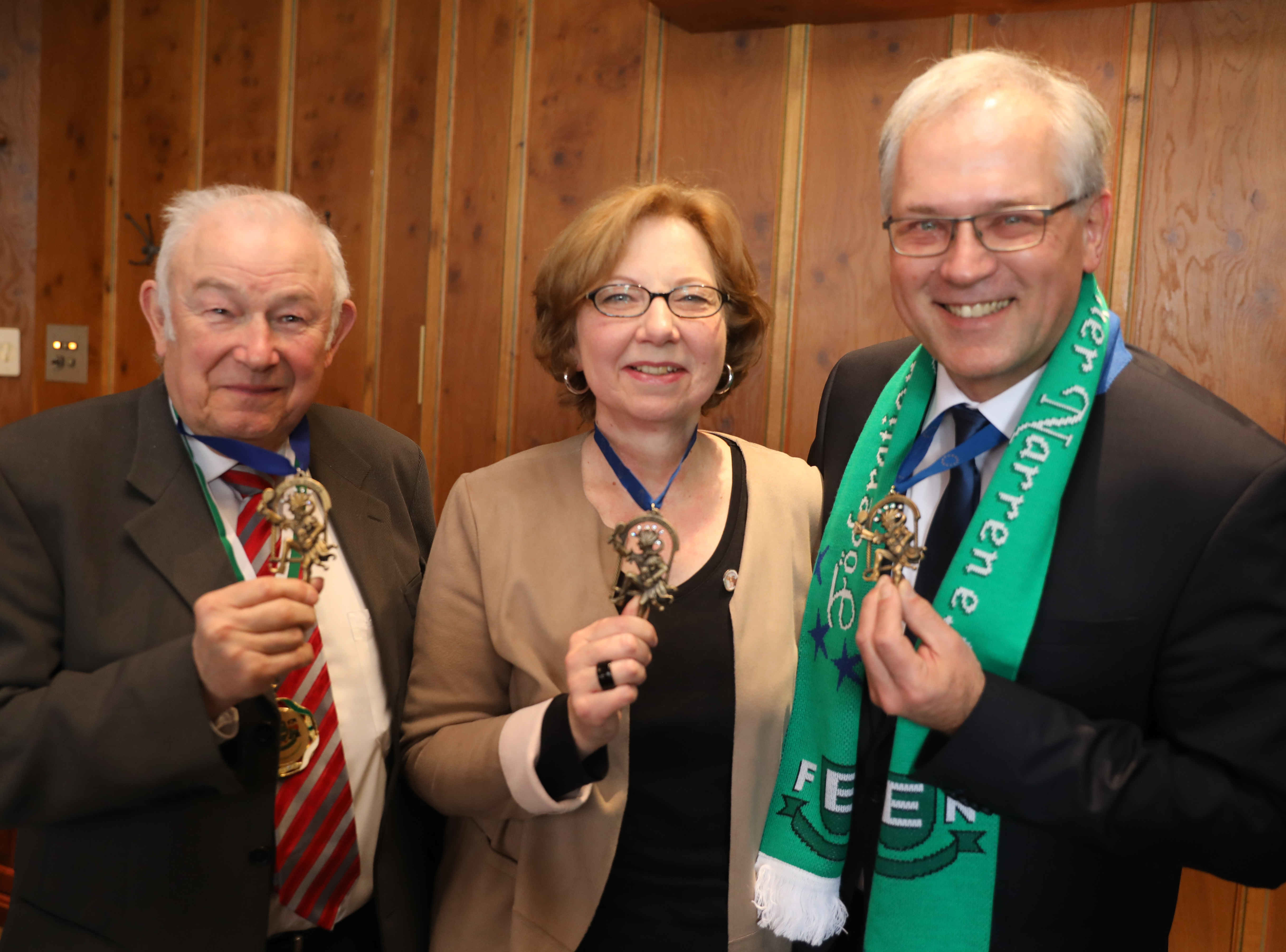 Der frühere Ministerpräsident Günther Beckstein (l.) und
Bezirkspräsident Richard Bartsch (r.), übergaben den ,,Till von Europa" an die neue Trägerin Andrea M. Kluxen, Bezirksheimatpflegerin.