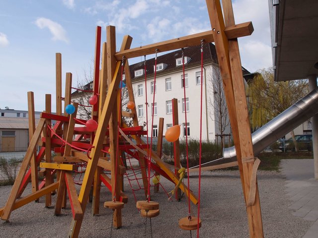 Montessori Schule Klettergerüst