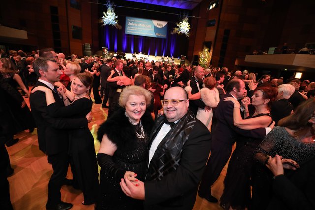 Landtagsabgeordnete Petra Guttenberger und Lebensgefährte Thomas Blösel im Tanzfieber  | Foto: John R. Braun / Udo Dreier