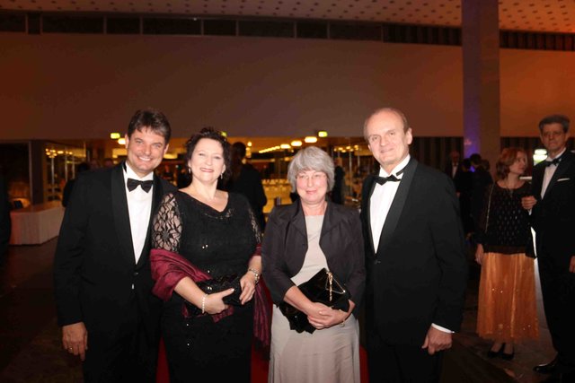 FAU-Präsident Prof. Dr. Joachim Hornegger (l.) mit Ehefrau Belinda (2.v.l.) und Siemens Standortleiter Heinz Brenner und Ehefrau Monika. | Foto: John R. Braun / Udo Dreier