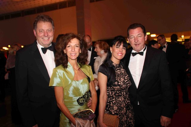 Die Polizeidirektoren Josef Mehringer (l.) mit Lebensgefährtin Andrea (2.v.l.) und Werner Meier mit Lebensgefährtin Melek. | Foto: John R. Braun / Udo Dreier