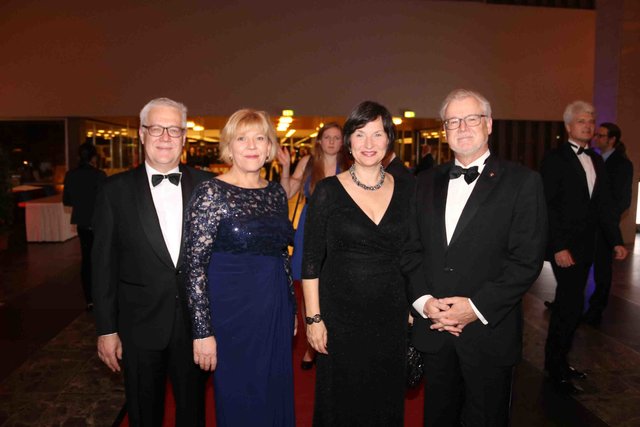 FAU-Kanzler Christian Zens (l.) und Ehefrau Birgit Pahl (2.v.l.) mit den Regionalbischöfen Stefan Ark Nitsche und Ehefrau Elisabeth Hann von Weyhern. | Foto: John R. Braun / Udo Dreier