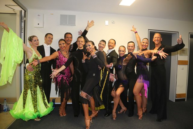 Die Showtanzformation des Tanz-Turnier-Clubs Erlangen begeisterte mit ihrer Show "Colours of Dance" -  | Foto: John R. Braun / Udo Dreier