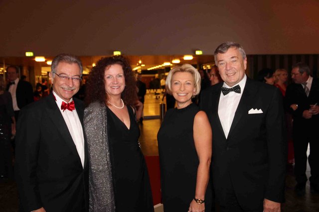 BDI-Präsident Prof. Dieter Kempf (l.) mit Lebensgefährtin Anke Buddenberg (2.v.l.) und Dr. Wolf-Rüdiger Knocke, stellvertretender Vorstandsvorsitzender der NÜRNBERGER Versicherung, mit Ehefrau Regina. | Foto: John R. Braun / Udo Dreier