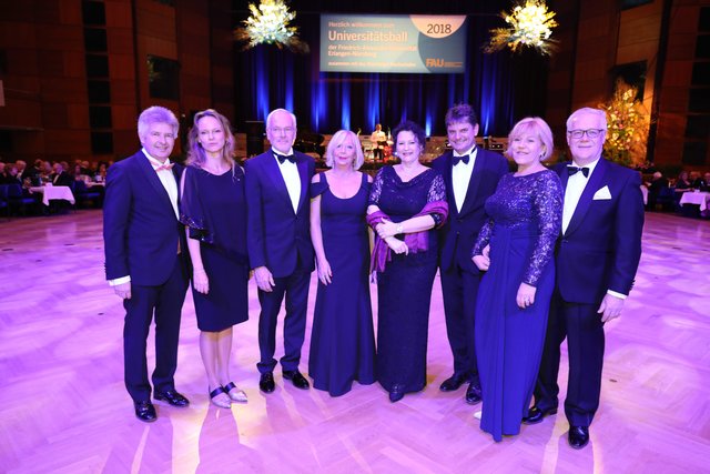 FAU Präsident Prof. Dr. Joachim Hornegger (3.v.r.) und Ehefrau Belinda (4.v.r.), FAU Kanzler Christian Zens (r) und Ehefrau Birgit Pahl (2.v.r.), Prof. Susanne Kelling (2.v.l.), Vize-Präsidentin der Hochschule für Musik Nürnberg, und Ehemann Stefan  Denk (l) sowie Prof. Dr. Michael Braun (3.v.l), Präsident der TH Nürnberg Georg-Simon-Ohm und Ehefrau Gabriele. - | Foto: John R. Braun / Udo Dreier