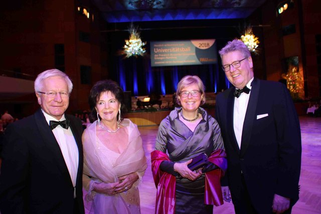 Prof. Dr. Karl-Dieter Grüske (l.), ehemaliger FAU-Präsident, mit Ehefrau Ingrid (2.v.l.) und Dr. Matthias Everding, Vorstandsvorsitzender Sparkasse Nürnberg, und Ehefrau Dorothee. | Foto: John R. Braun / Udo Dreier