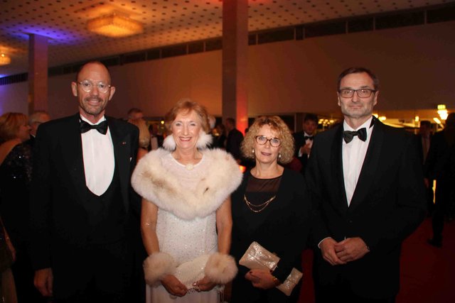 Prof. Dr. Klaus Wübbenhorst (l.), Europäische Metropolregion Nürnberg, mit Ehefrau Brigitte (2.v.l.) und Josef Hasler, Vorstandsvorsitzender N-ERGIE, mit Ehefrau Birgid. | Foto: John R. Braun / Udo Dreier