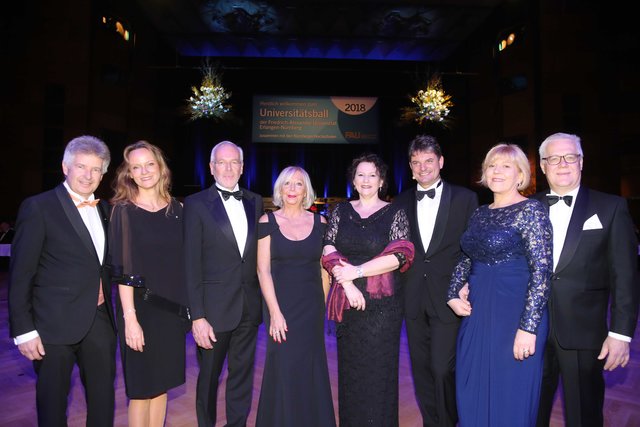 FAU Präsident Prof. Dr. Joachim Hornegger (3.v.r.) und Ehefrau Belinda (4.v.r.), FAU Kanzler Christian Zens (r) und Ehefrau Birgit Pahl (2.v.r.), Prof. Susanne Kelling (2.v.l.), Vize-Präsidentin der Hochschule für Musik Nürnberg, und Ehemann Stefan  Denk (l) sowie Prof. Dr. Michael Braun (3.v.l), Präsident der TH Nürnberg Georg-Simon-Ohm und Ehefrau Gabriele. - | Foto: John R. Braun / Udo Dreier
