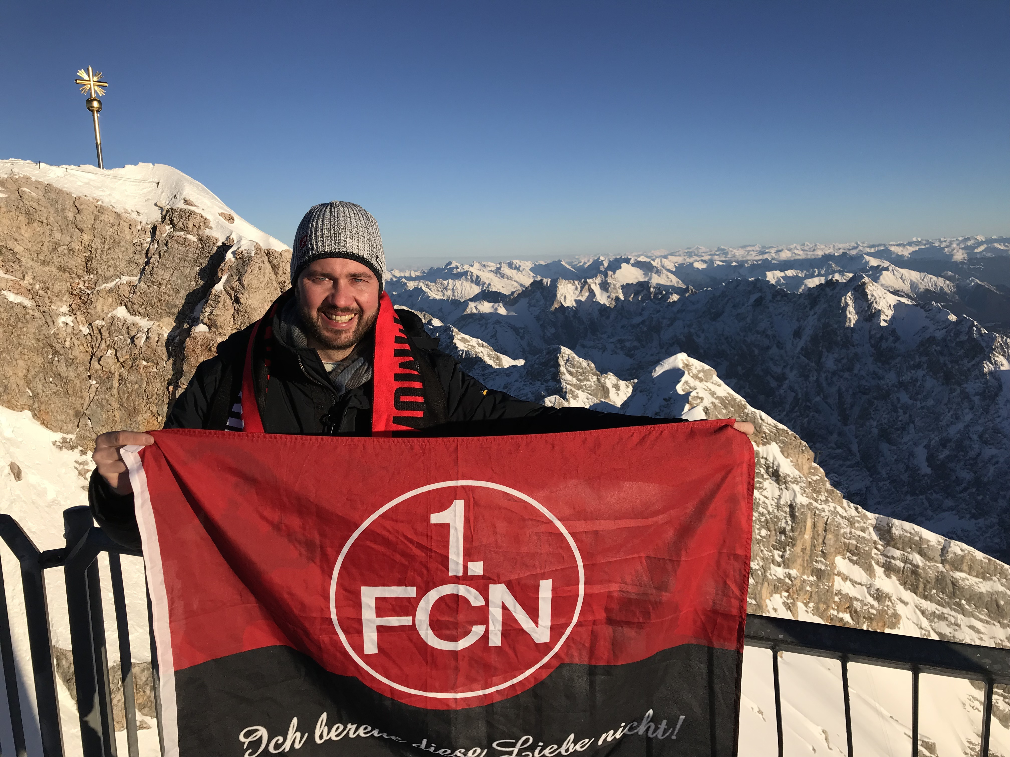 CSU-Landtagskandidat Jochen Kohler auf der Zugspitze mit der Fahne ,,1. FCN – Ich bereue diese Liebe nicht!"