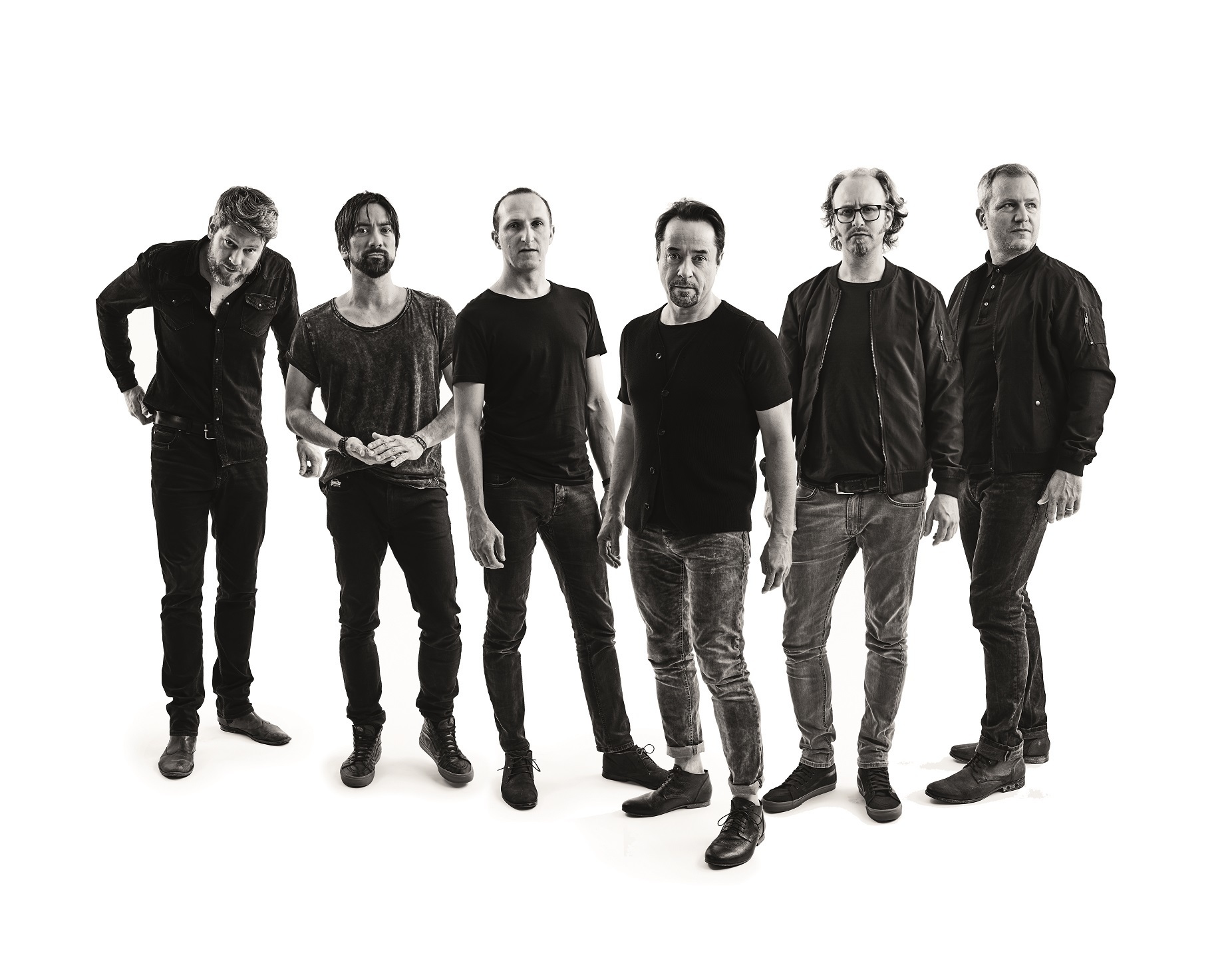 Jan Josef Liefers (3.v.re.) rockt mit seiner Band "Radio Doria" die Nürnberger Meistersingerhalle.