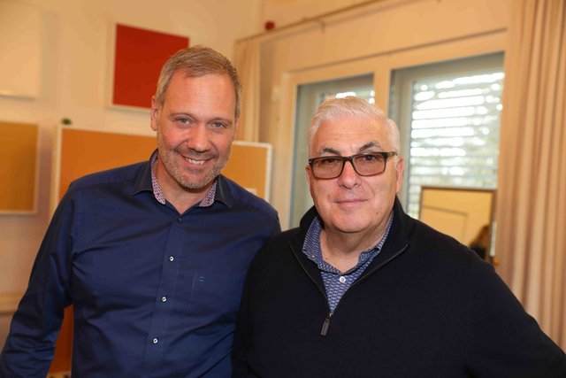 Besuch in Fürth: Jazzpianist Thilo Wolf (l.) hat sich Mitch Winehouse in die Thilo Wolf Big Band geholt. | Foto: Udo Dreier