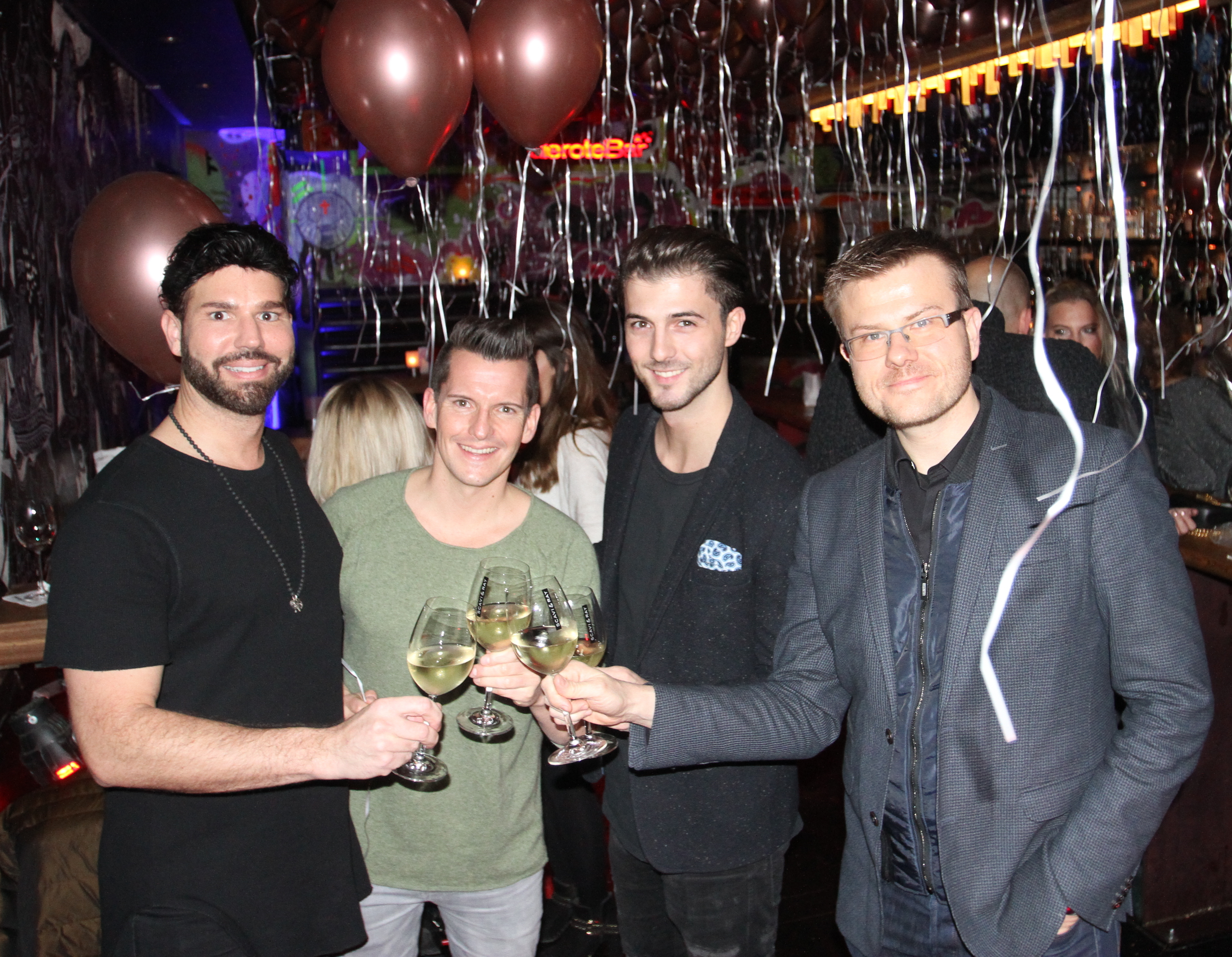 Stoßen an auf 15 erfolgreiche Jahre (v.l.): Top-Gastronom Christian Wagner mit Flo Kerschner (N1), ,,Mister Bayern" Bojan Rankovic & Marcus König (CSU).