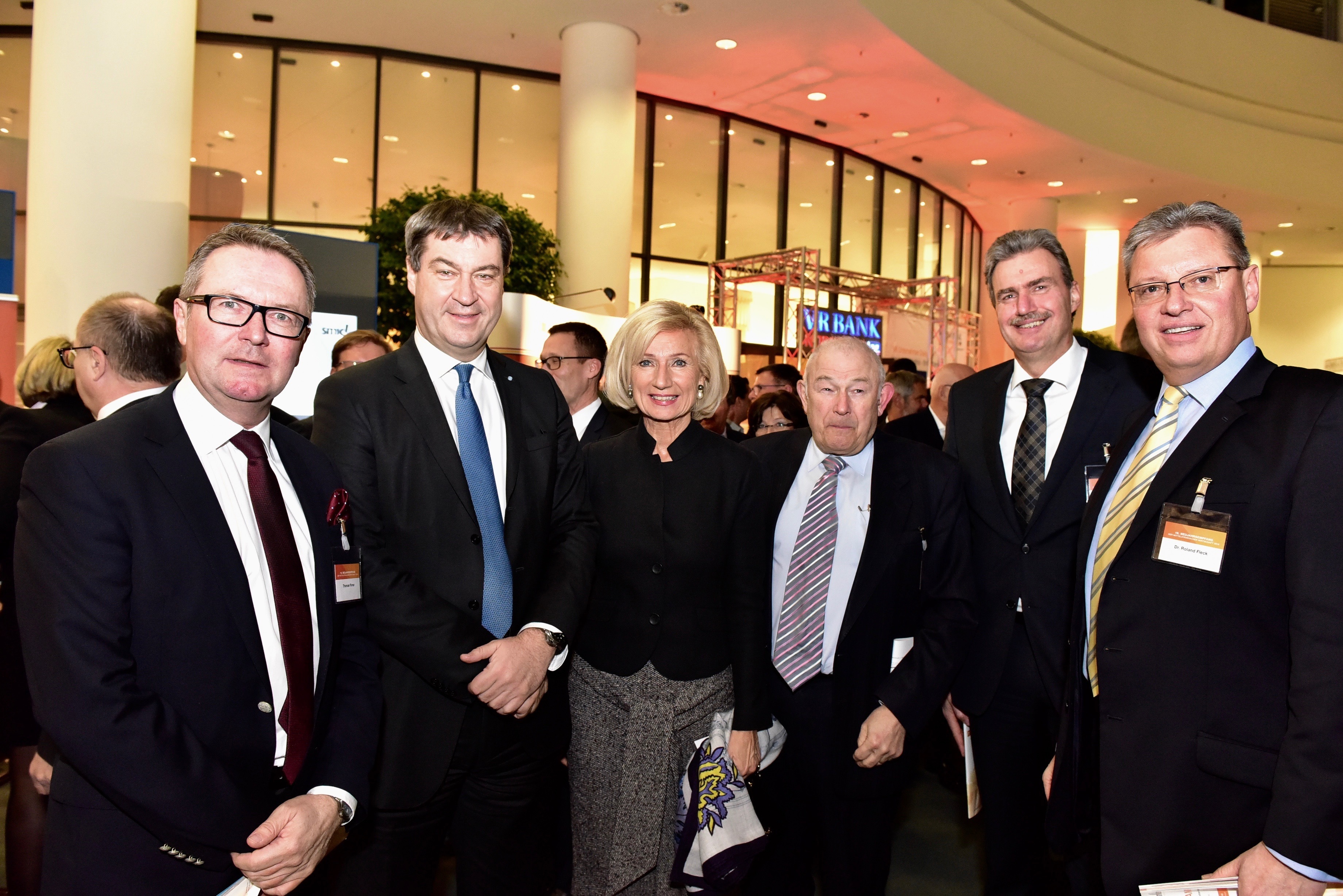 Gruppenbild mit Dame: Handwerkskammer-Präsident Thomas Pirner, Finanzminister Dr. Markus Söder, Kulturreferentin Prof. Julia Lehner, Ministerpräsident a.D. Dr. Günther Beckstein und die Messe-Chefs Peter Ottmann und Dr. Roland Fleck. Foto: © Peter Maskow