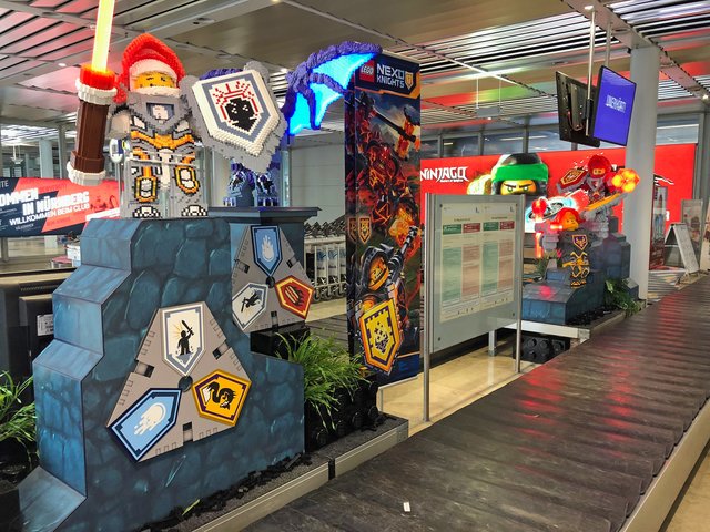 Die Dekoration an der Gepäckrückgabe und am gesamten Flughafen deuten auf die Spielwarenmesse hin. | Foto: Christian Albrecht / Airport Nürnberg