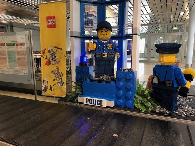Die Dekoration an der Gepäckrückgabe und am gesamten Flughafen deuten auf die Spielwarenmesse hin. | Foto: Christian Albrecht / Airport Nürnberg