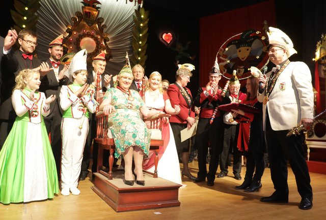 Präsident Helmut Schiffermüller (r.) bei der Verleihung der Eibanesen-Perle an Ingeborg Müller vom Autohaus Hoefler (v.l.) Stadtrat Marcus König, Kinderprinzenpaar Gina und  Lukas, Landtagskandidat Jochen Kohler, Stadtrat Kilian Sendner, Ingeborg Müller,  Landtagsabgeordneter Stefan Schuster, Prinzessin Angelika. | Foto: Udo Dreier