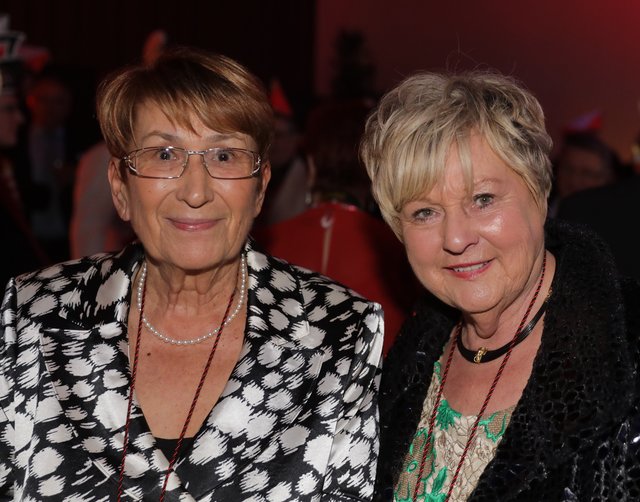 Anneliese Hoefler und Perlenträgerin Ingeborg Müller (v.l.). | Foto: Udo Dreier