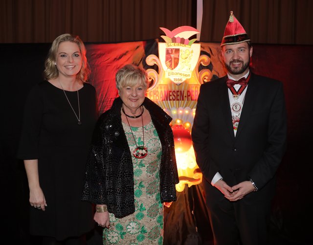 Perlenträgerin Ingeborg Müller (M.) mit Baudirektor Jochen Kohler und Ehefrau. | Foto: Udo Dreier