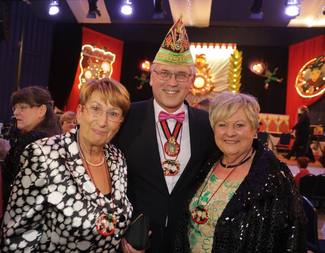 Bezirkstagspräsident Richard Bartsch mit Ingeborg Müller und Anneliese Hoefler (l.). | Foto: Udo Dreier