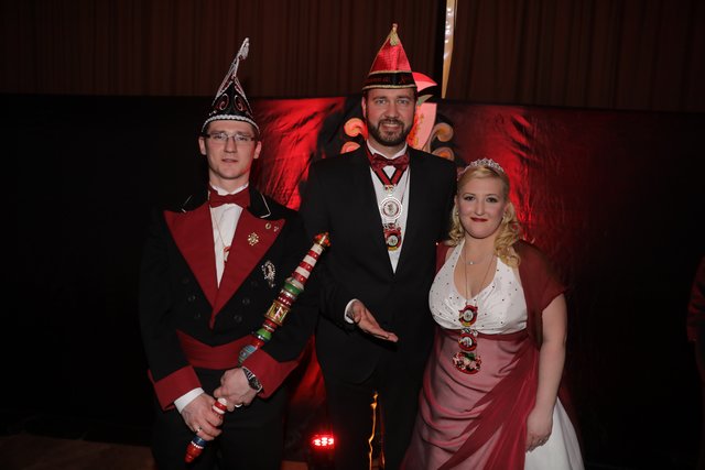 Landtagskandidat Jochen Kohler mit dem Prinzenpaar Angelika und Daniel. | Foto: Udo Dreier