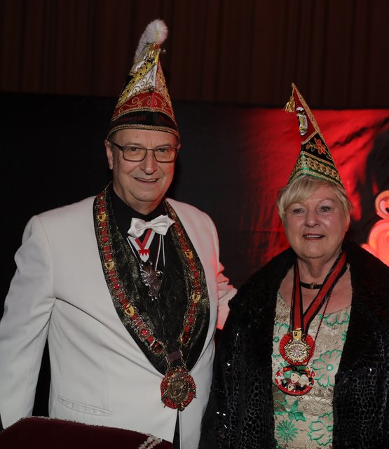 Perlen-Trägerin Ingeborg Müller und Präsident Helmut Schiffermüller. | Foto: Udo Dreier