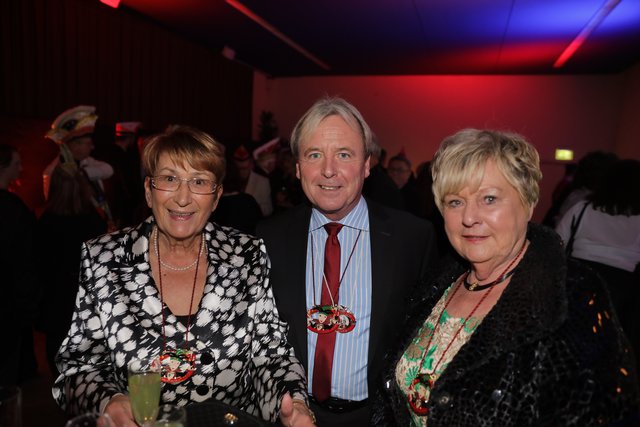 Anneliese Hoefler, Landtagsabgeordneter Stefan Schuster und Perlenträgerin Ingeborg Müller (v.l.).

Foto: Udo Dreier - 26.01.2018 - Metropolregion Nürnberg - Gartenstadt - Gesellschaftshaus - Große Gala-Prunksitzung mit Verleihung der Eibanesen-Perle an Ingeborg Müller in Vertretung ihres erkrankten Sohnes Dirk Hoerr, Geschäftsführer vom Autohaus Hoefler durch Präsident Helmut Schiffermüller | Foto: Udo Dreier