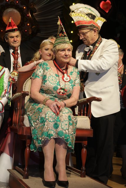 Präsident Helmut Schiffermüller bei der Verleihung der Eibanesen-Perle an Ingeborg Müller vom Autohaus Hoefler (v.l.): Stadtrat Kilian Sendner und Prinzessin Angelika. | Foto: Udo Dreier