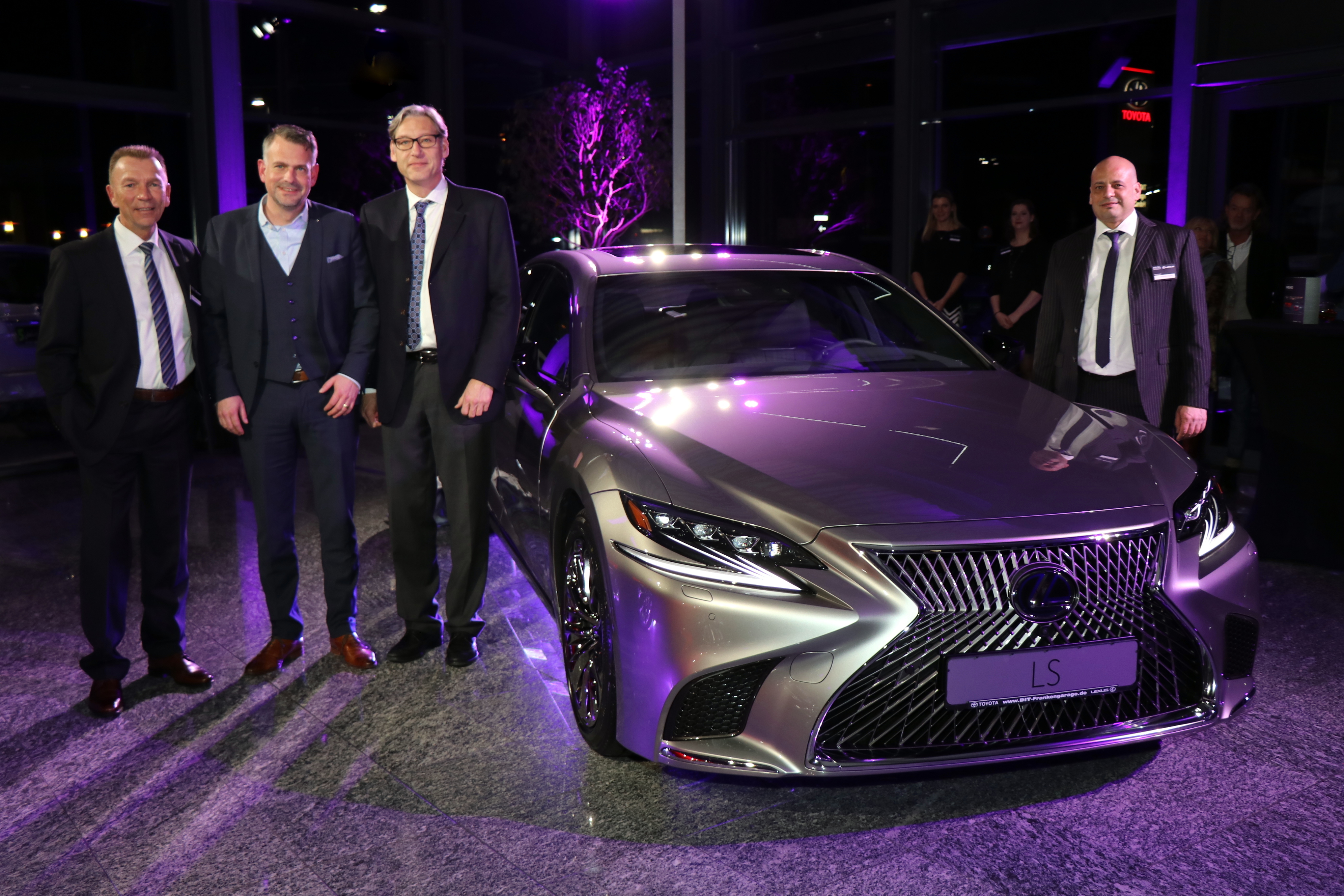 Michael Martin (Geschäftsführer Lexus Forum), Markus Burgmer (Marketing Lexus Deutschland), Albert C. Still (Vorstandssprecher AVAG Holding SE) und Antonino Profeta (Brand Manager Lexus Forum Nürnberg) zeigten das neue Flaggschiff Lexus LS. (v.l.n.r.)