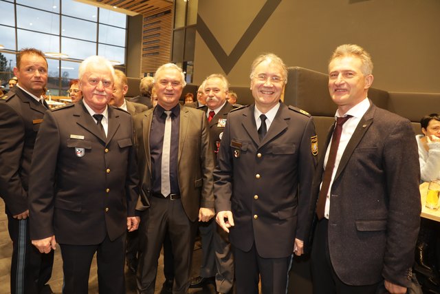 Polizeivizepräsident Mittelfranken Roman Fertinger (2.v.r.) mit Polizeikollegen. | Foto: Udo Dreier