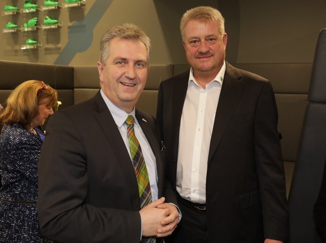 Kurt Krömer, Bürgermeister der Stadt Stein, und Thomas Sommer (r.), Sponsor des Sportparks Ronhof - Thomas Sommer. | Foto: Udo Dreier