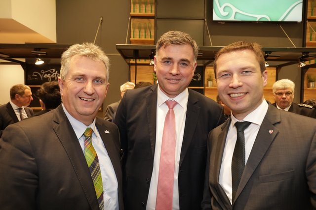 Kurt Krömer, Bürgermeister Stadt Stein, Fürths Sparkassenvorstand Adolf Dodenhöft und Landrat Matthias Dießl (v.l.). | Foto: Udo Dreier