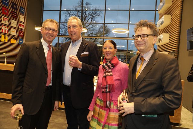 IHK-Präsident Dirk von Vopelius, Dr. Hans Partheimüller (infra Fürth) mit Ehefrau Michaela sowie Pierre Leich, Kulturmanager Wissenschaftstag (v.l.). | Foto: Udo Dreier