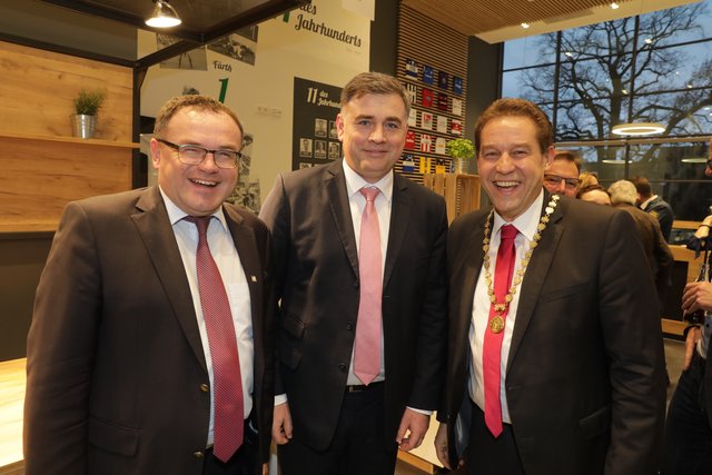 Bezirksrat Michael Maderer, Fürths Sparkassenvorstand Adolf Dodenhöft und Fürths Bürgermeister Markus Braun (v.l.). | Foto: Udo Dreier