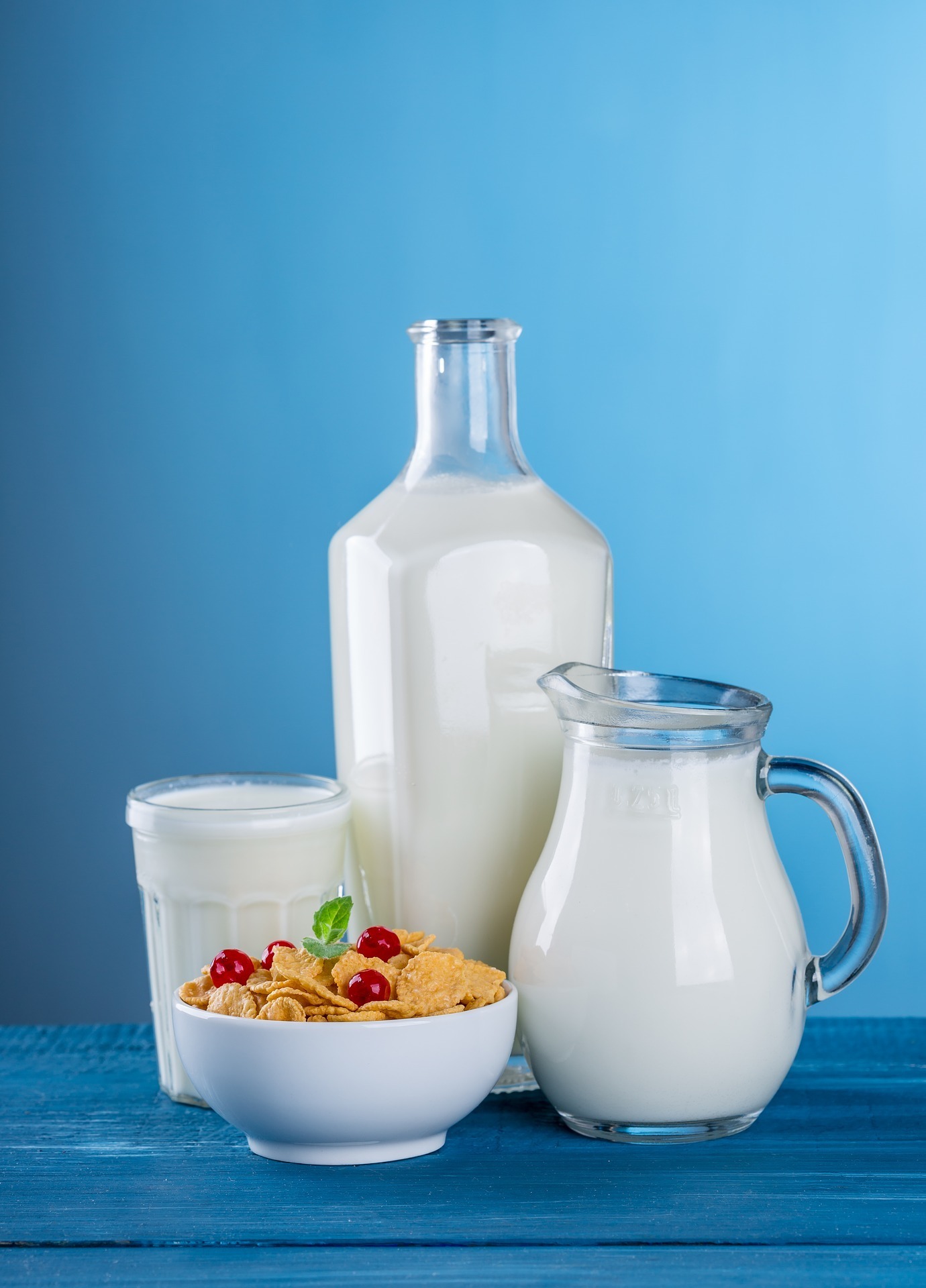 Wer Milch, Joghurt und Sahne in Glasbehältern erwirbt, agiert umweltbewusst. Plastikbecher und Tetrapaks erhöhen nur den Plastik-Müllberg.