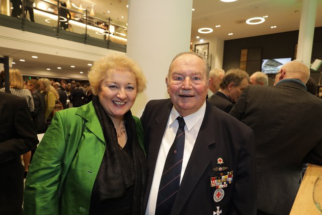 MdL Petra Guttenberger und Dr. Grabner, Mitglied im Bayerischen Roten Kreuz (BRK). | Foto: Udo Dreier