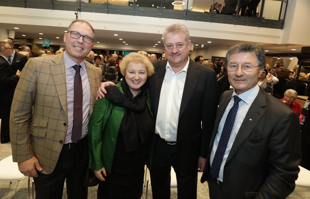 OBI-Geschäftsführer Johannes Streng, MdL Petra Guttenberger, Thomas Sommer und SpVgg Greuther Fürth Präsident Helmut Hack (v.l.). | Foto: Udo Dreier