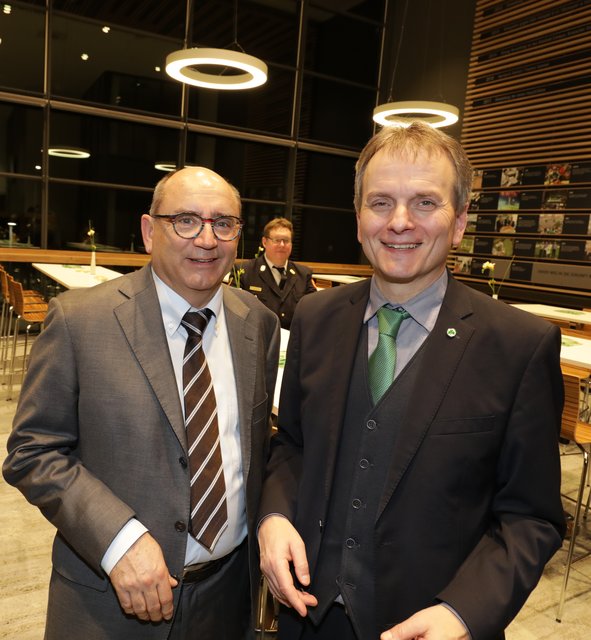 Wilhelm Graf Junior vom gleichnamigen Autohaus mit Wirtschaftsreferent Horst Müller. | Foto: Udo Dreier
