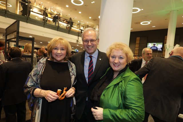 Evi Kurz (Ludwig-Erhard-Haus), Bezirkstagspräsident Richard Bartsch, MdL Petra Guttenberger (v.l.). | Foto: Udo Dreier