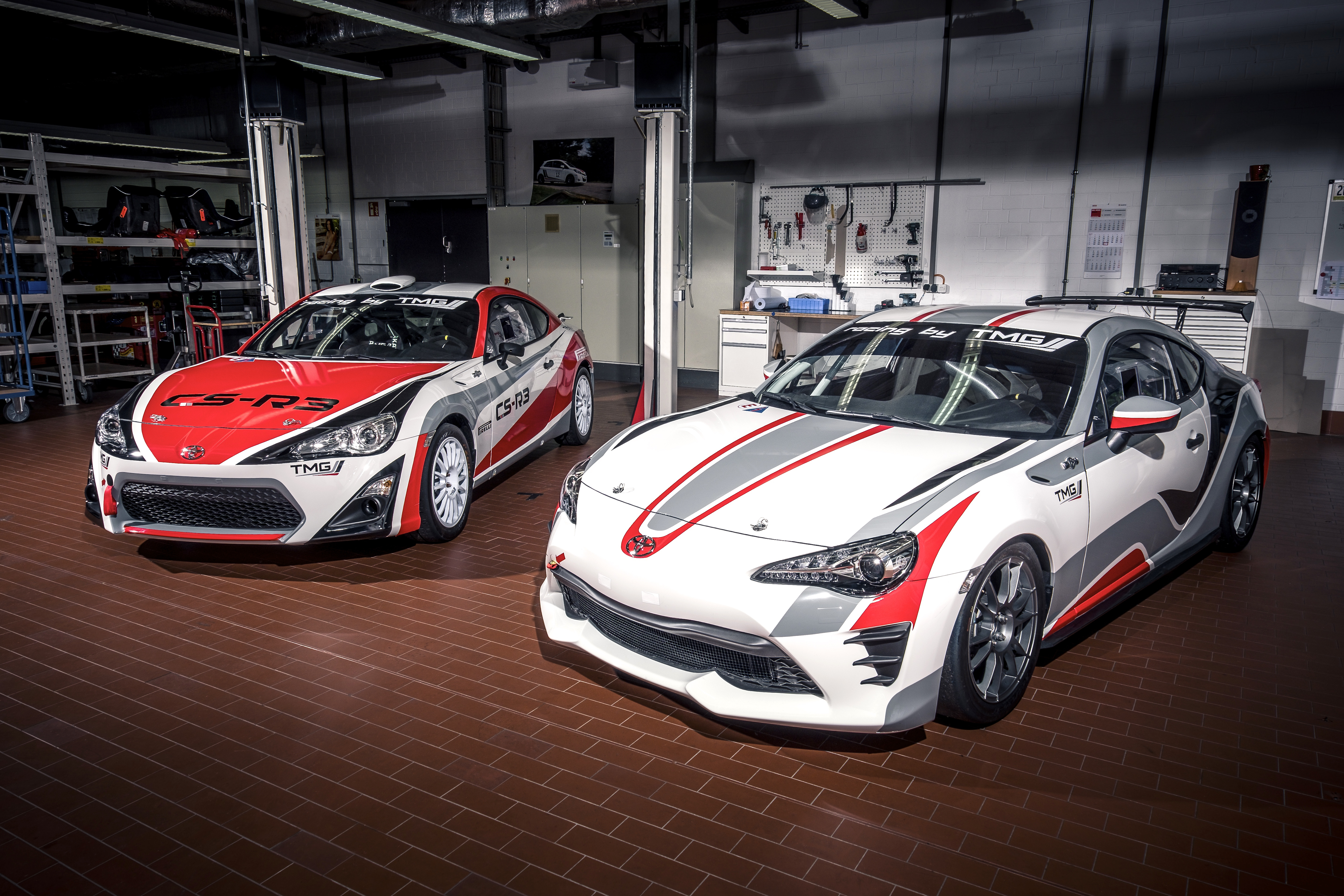 Toyota GT86 als Rallyefahrzeug (l.) und als Tourensportwagen. Foto: Auto-Medienportal.Net/Toyota