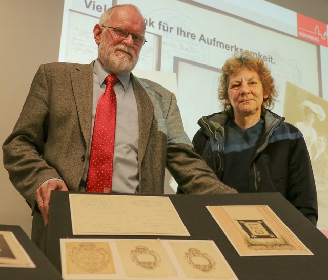 Dr. Michael Diefenbacher, Leiter des Nürnberger Stadtarchivs, mit Sabine Jahn, seit 2012 Firmenchefin der Kunstgießerei Burgschmiet-Lenz. | Foto: Nicole Fuchsbauer