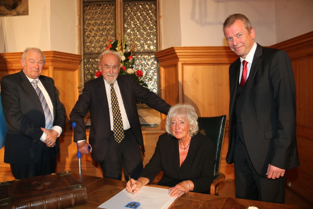 Verleihung der Ehrenbürgerwürde im Jahr 2014. Renate Schmidt, Dr. Günther Beckstein (l.) und Bruno Schnell tragen sich im Beisein von Oberbürgermeister Dr. Ulrich Maly (r.) ins Goldene Buch der Stadt Nürnberg ein.