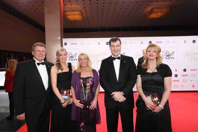 Staatsminister Dr. Markus Söder (2.v.r.) mit Ehefrau Karin (M.) und Unternehmer Hans Zölls mit den Töchtern Michi und Alexandra.