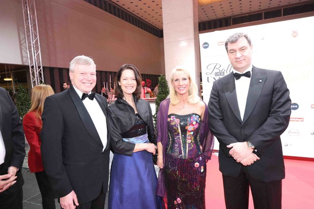 MarktSpiegel-Geschäftsführer Harald Greiner (l.) und Ehefrau Sylvia (2.v.l.) mit Staatsminister Dr. Markus Söder und Ehefrau Karin.