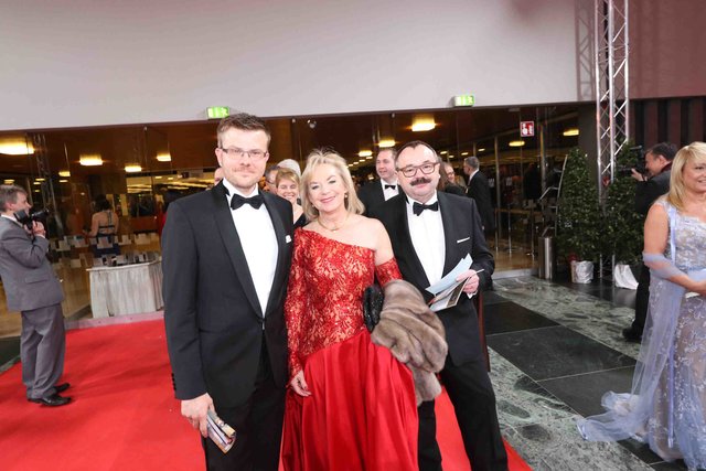 Nürnbergs CSU Fraktions-Chef Markus König (l.) und CSU Landtagskandidatin Barbara Regitz mit Ehemann Hannes.