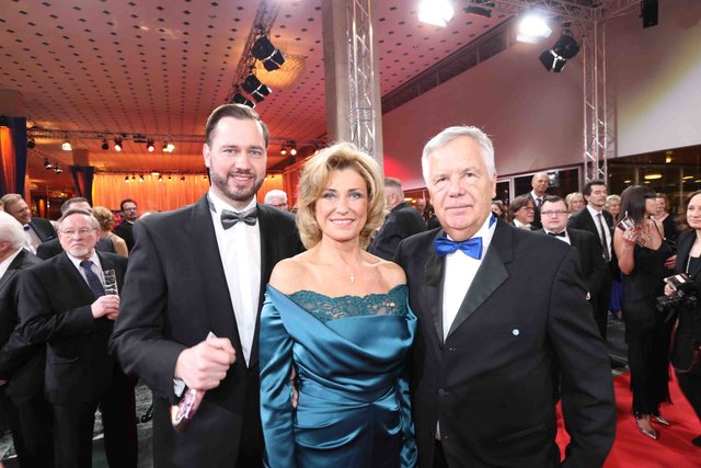Unternehmer Hans-Rudolf Wöhrl (r.) und Ehefrau Dagmar Wöhrl mit Landtagskandidat Jochen Kohler.