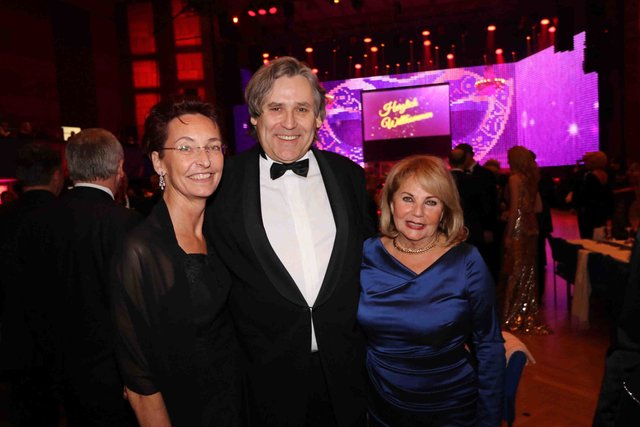 Ice Tigers Mannschaftsarzt Dr. Thomas Hirn und Ehefrau Dr. Regina Hirn (l.) mit Kultwirtin Sissy Kleinke-Kühnel.