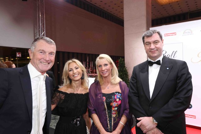 Staatsminister Dr. Markus Söder (r.) mit Ehefrau Karin (2.v.r.) und Unternehmer Alexander Brochier mit Ehefrau Birsen.