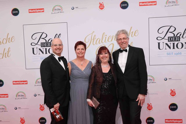 Schultheiss Vorstandsvorsitzender Michael Kopper (r.) mit Ehefrau Susanne (2.v.r.) und Schulteiss Vorstand Gunther Krämer und Ehefrau Birgit.